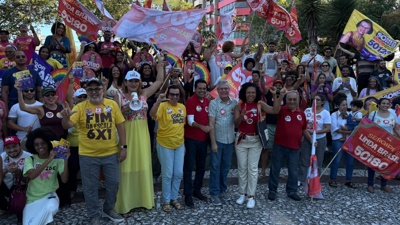 Candidatos e militantes do PSOL reunidos durante o ato no Centro de Aracaju, com bandeiras da campanha de Linda Brasil