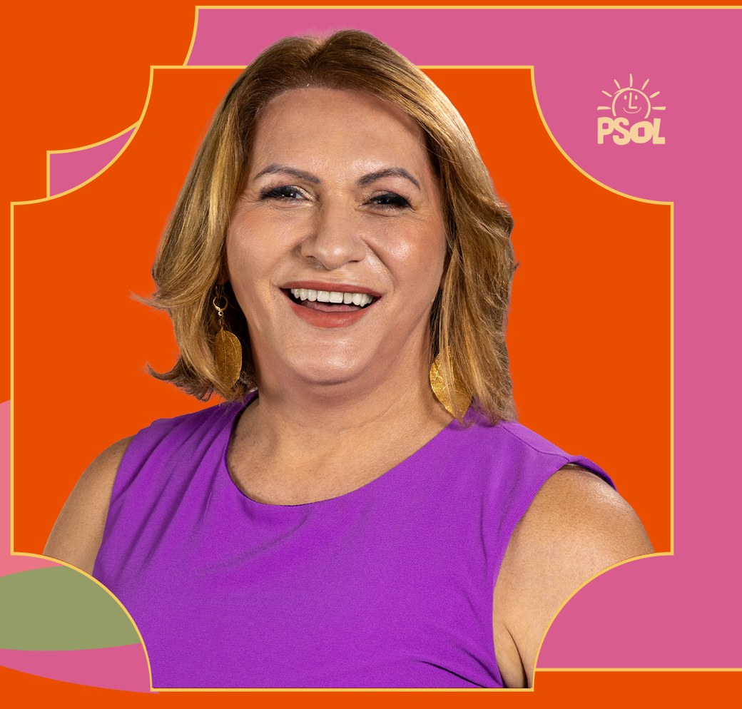 Linda Brasil sorrindo, de blusa roxa