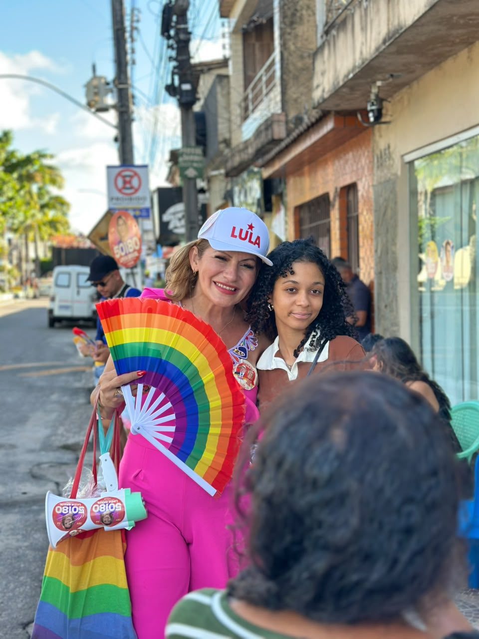 Linda Brasil ao lado de apoiadora durante a caminhada eleitoral