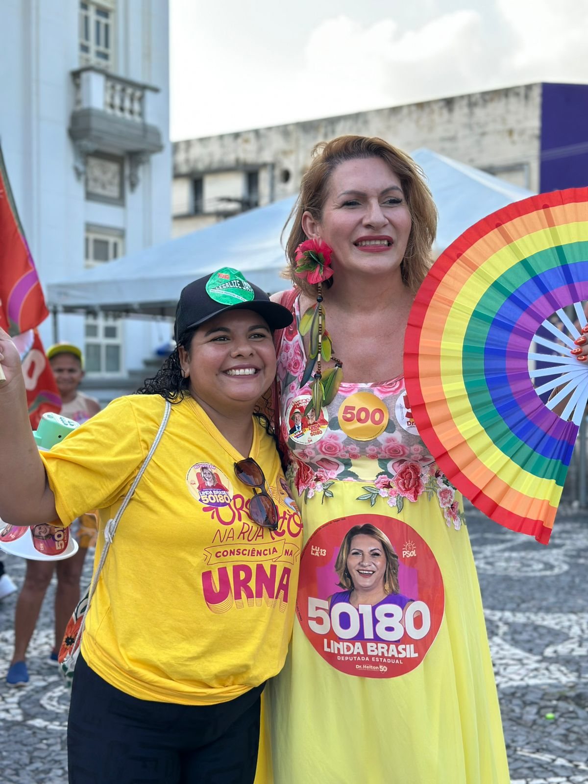 Linda Brasil ao lado de apoiadora durante a caminhada no Centro de Aracaju