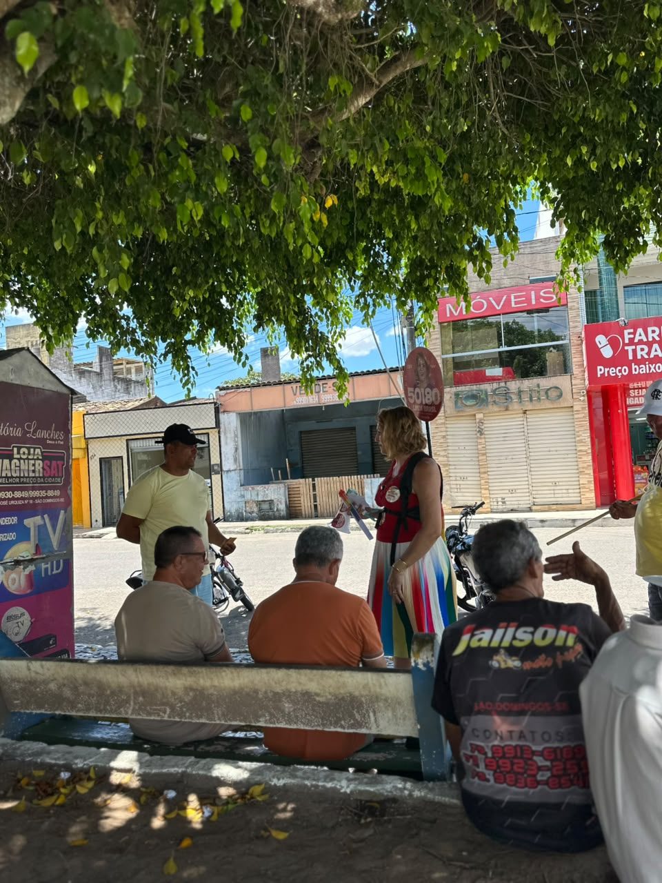 A candidata em atividade de campanha na praça do município