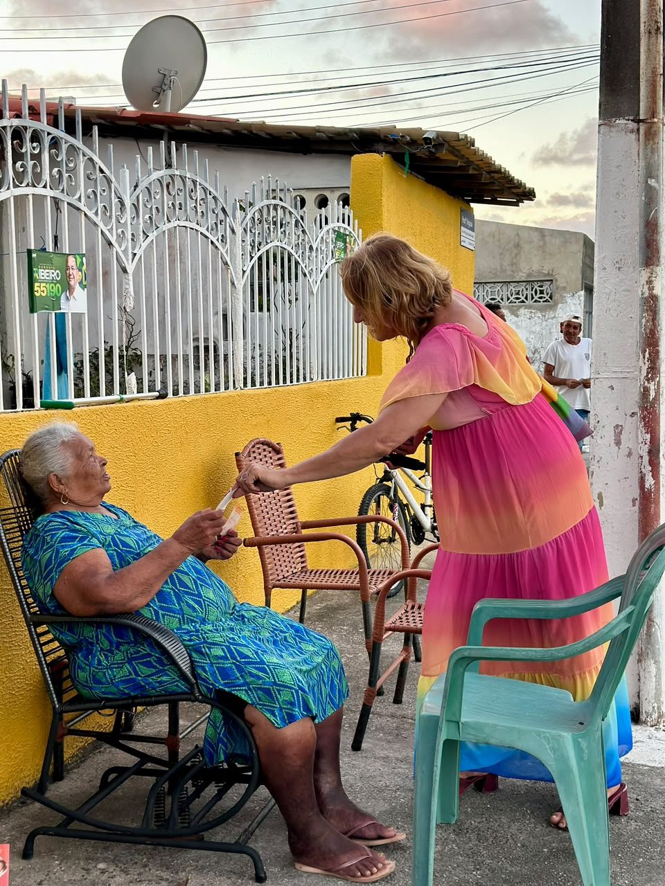 Conversa com moradora na calçada durante a caminhada pelos bairros