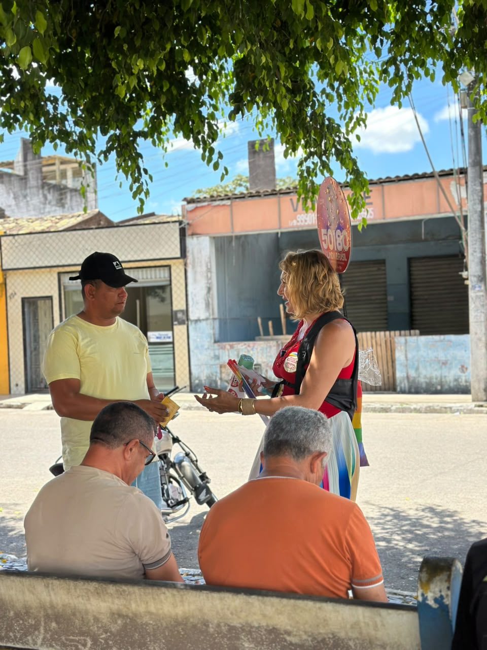 Conversa com moradores durante a caminhada pelo interior