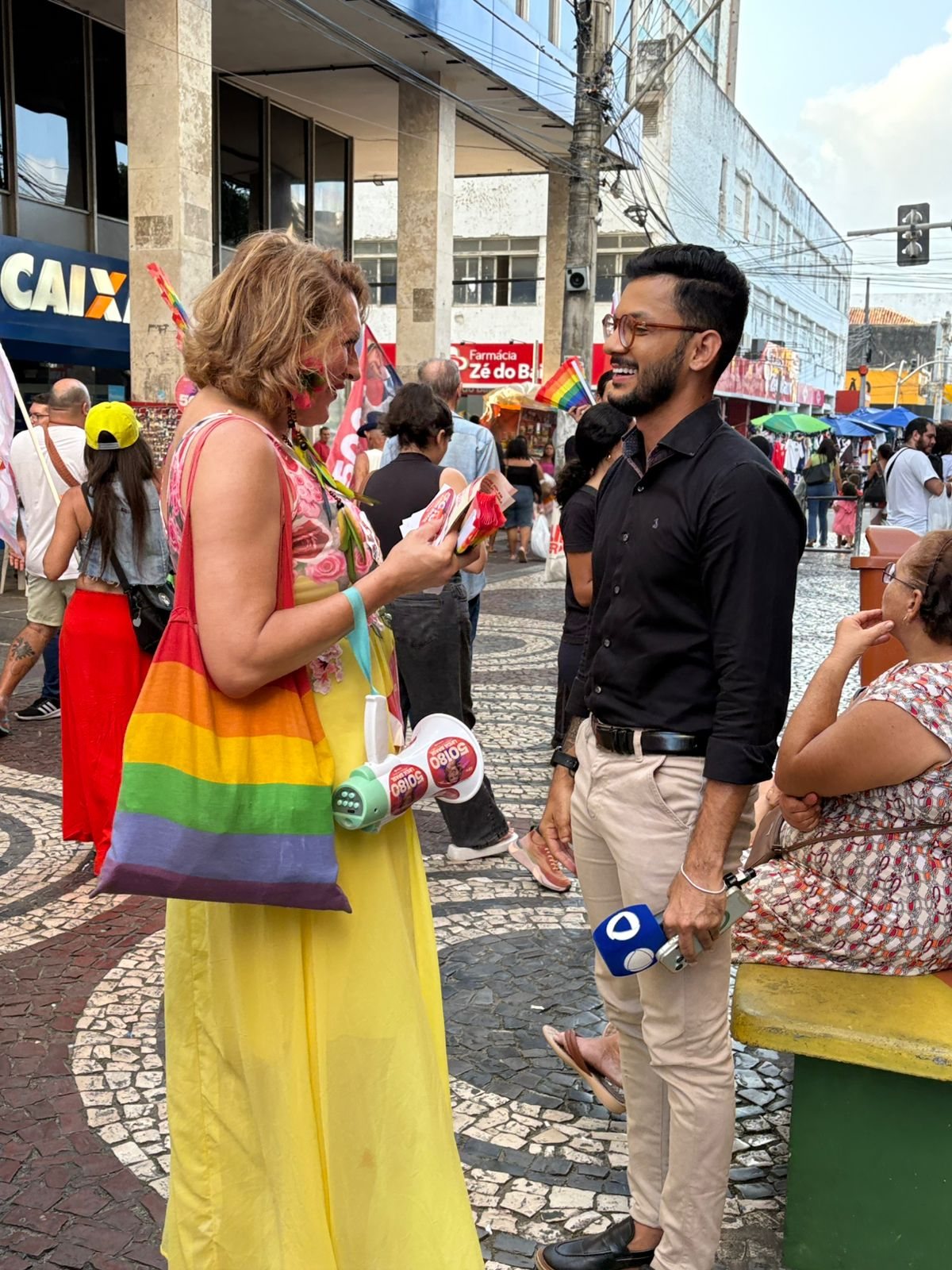 Linda Brasil concede entrevista à imprensa durante a caminhada no Centro de Aracaju