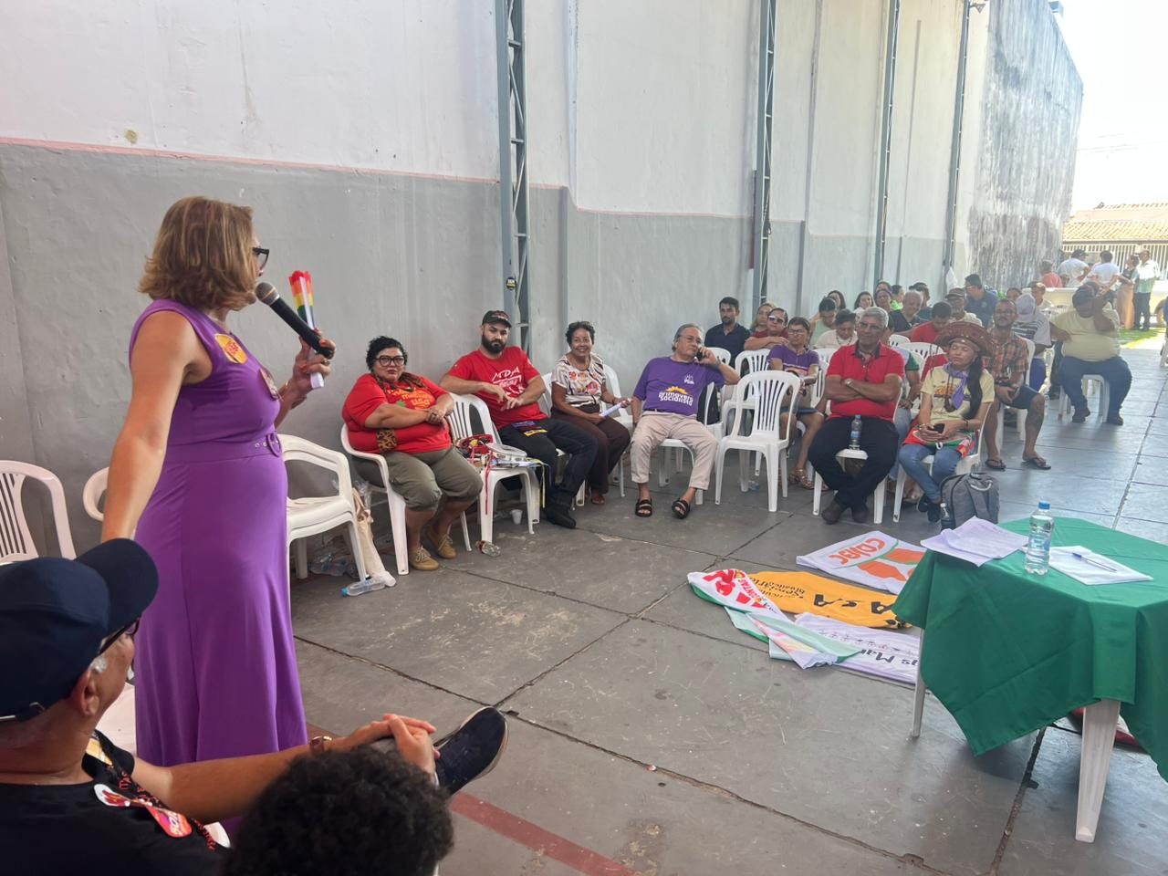 Linda Brasil durante sua fala no encontro da ASA, diante de agricultores e representantes de movimentos do campo