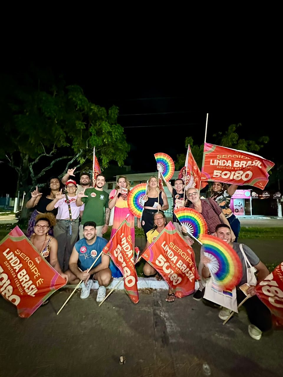 Militantes acompanham a caminhada com bandeiras da campanha