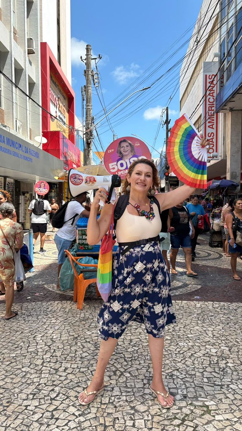 Linda Brasil ergue leques coloridos no calçadão do Centro de Aracaju no último dia de campanha