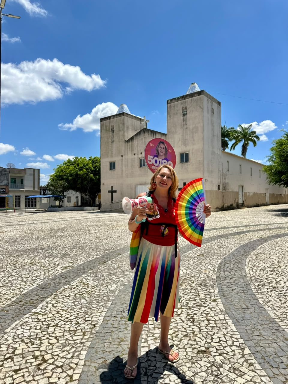 Linda Brasil na praça central de um dos municípios visitados