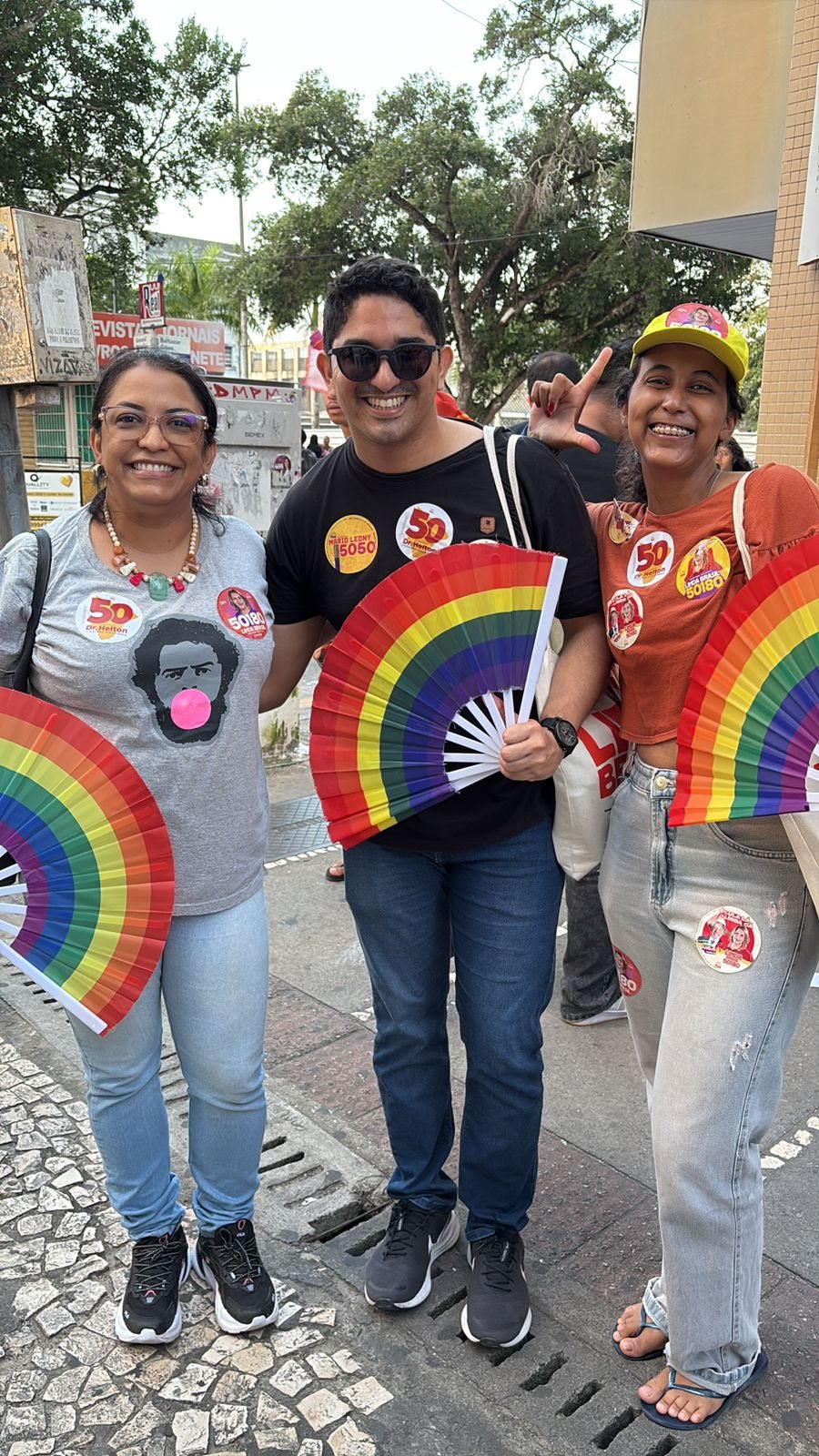 Militantes do Psol com leques nas cores do arco-íris durante a caminhada