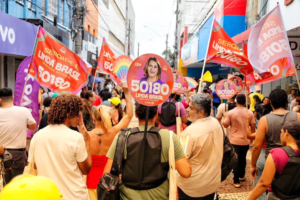 Caminhada da campanha de Linda Brasil com bandeiras 50180
