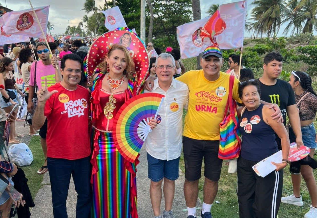 Linda Brasil ao lado de apoiadores na 25ª Parada LGBT+ de Sergipe, na Orla de Atalaia