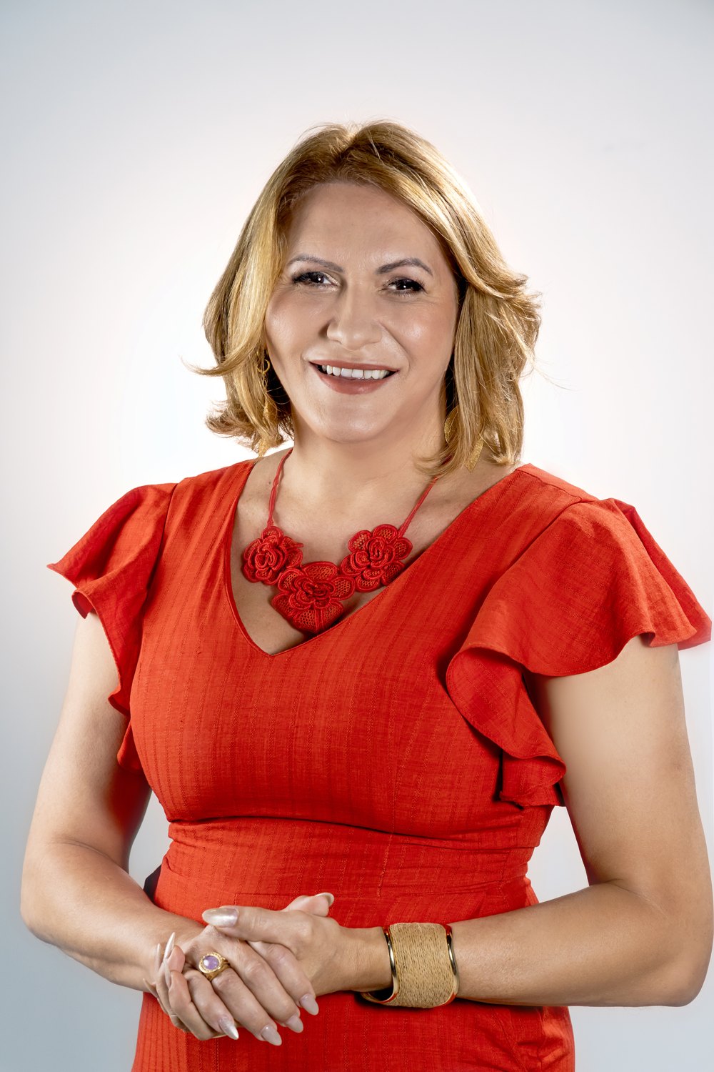 Linda Brasil, foto oficial da campanha, de vestido vermelho